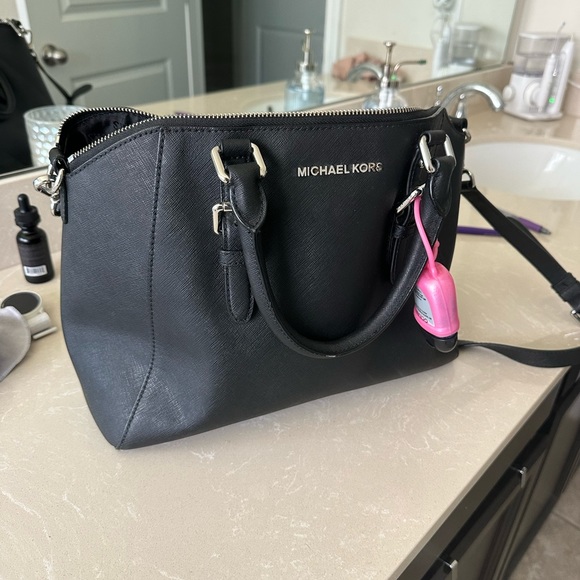 Micheal Kors shoulder bag. - Picture 1 of 1